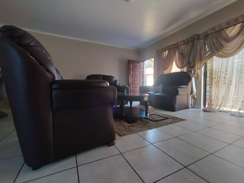 Townhouse For Sale in Flamwood - Photo 4