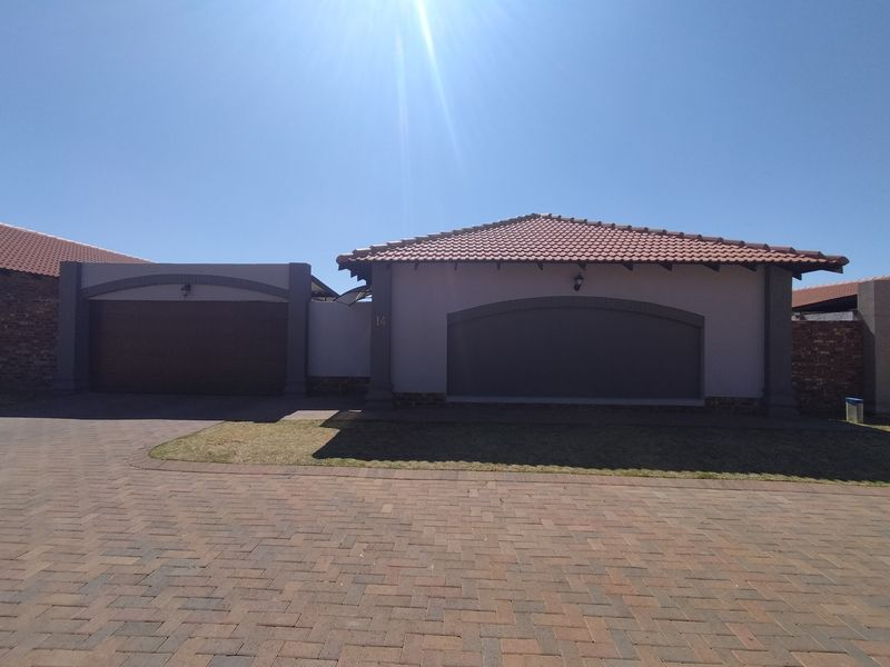 Townhouse For Sale in Flamwood - Photo 2