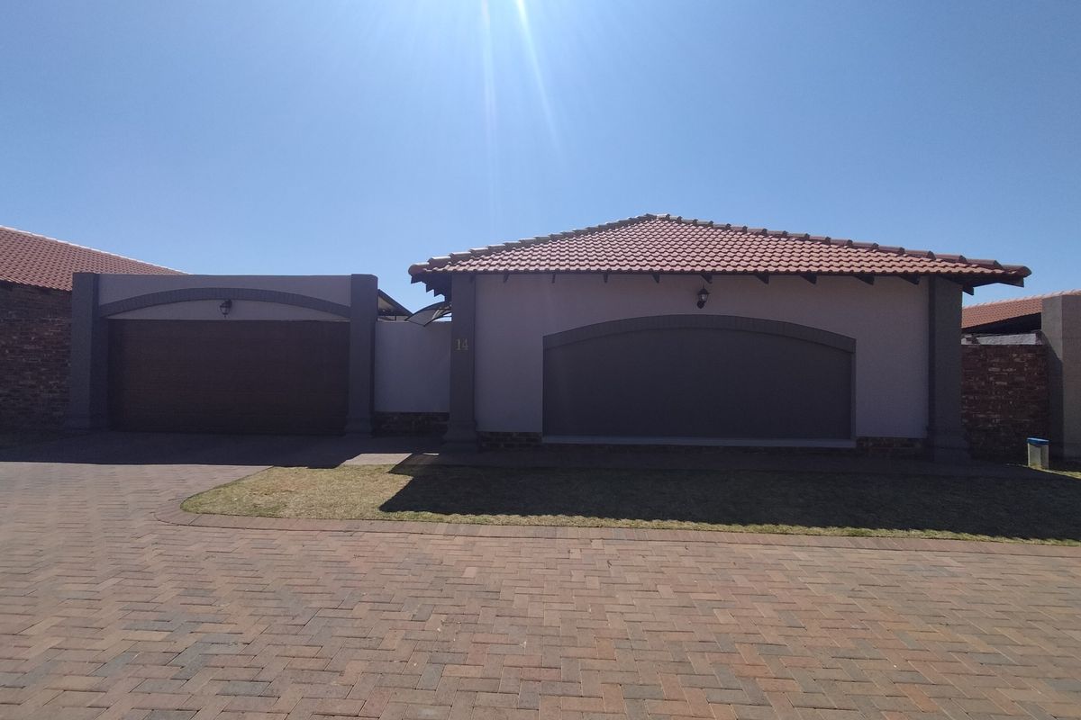 Townhouse For Sale in Flamwood - Photo 2