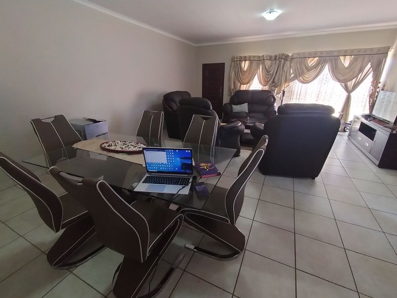 Townhouse For Sale in Flamwood - Photo 3