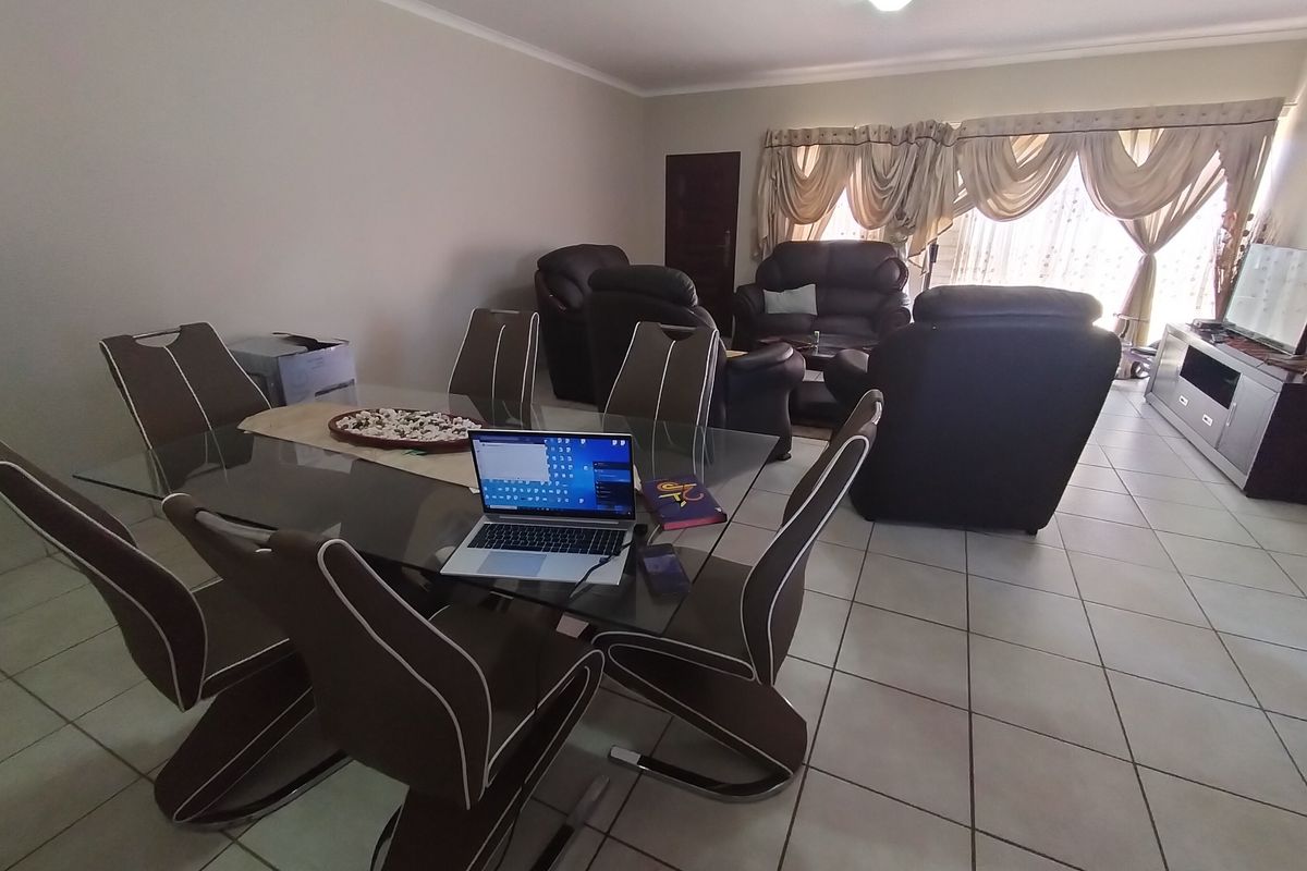 Townhouse For Sale in Flamwood - Photo 3