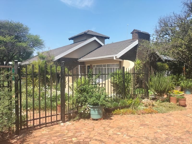 House For Sale in Stilfontein Ext 4 - Photo 2