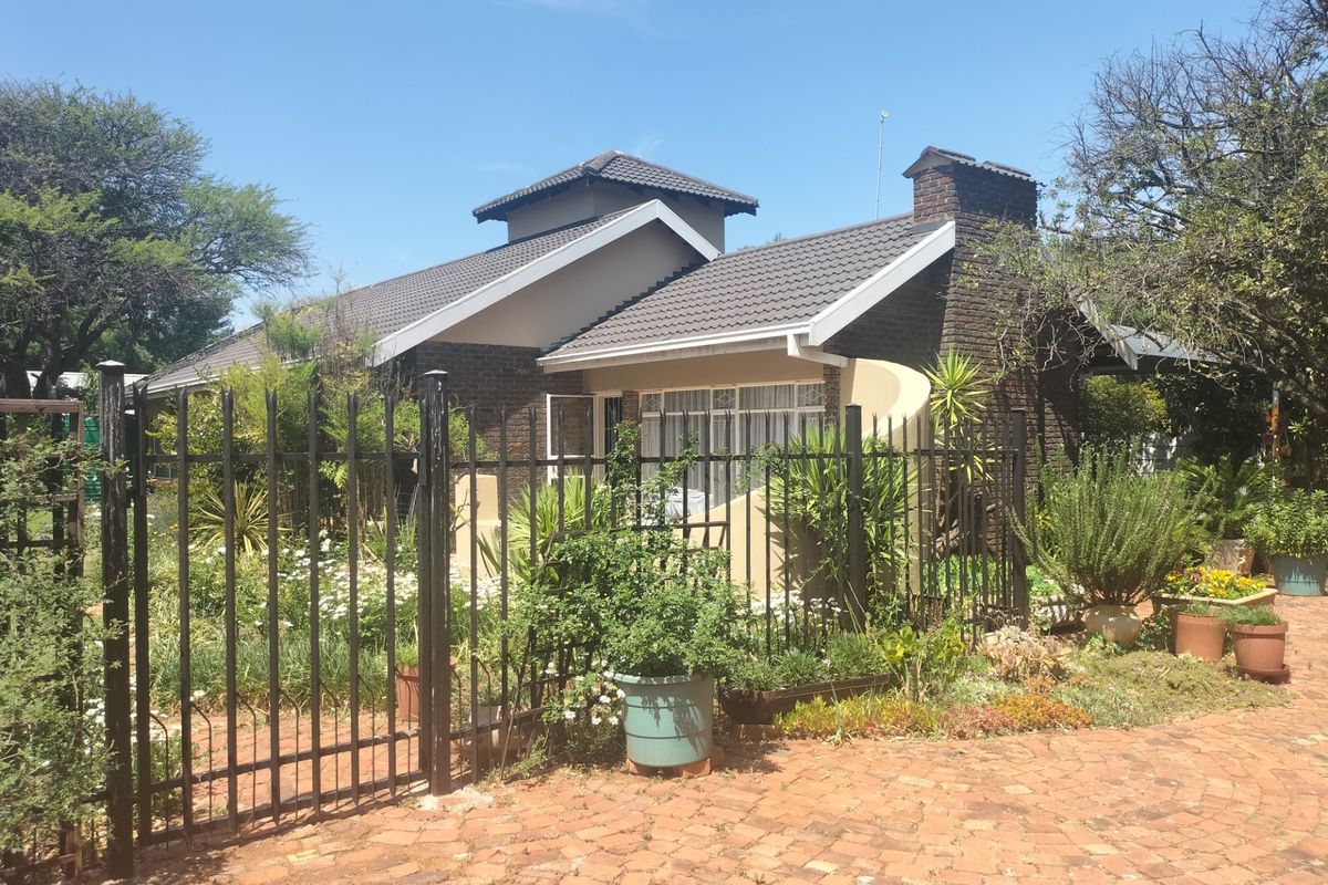 House For Sale in Stilfontein Ext 4 - Photo 2