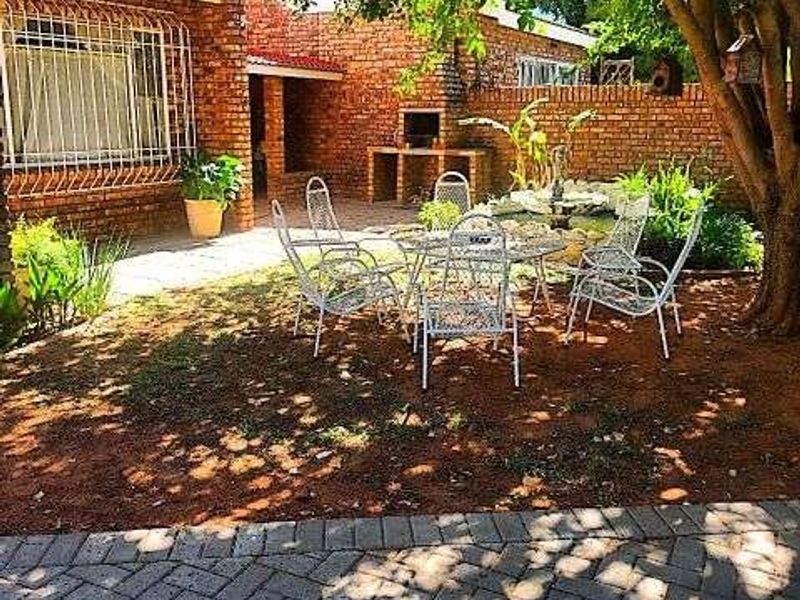 Townhouse For Sale in Camelot - Photo 3