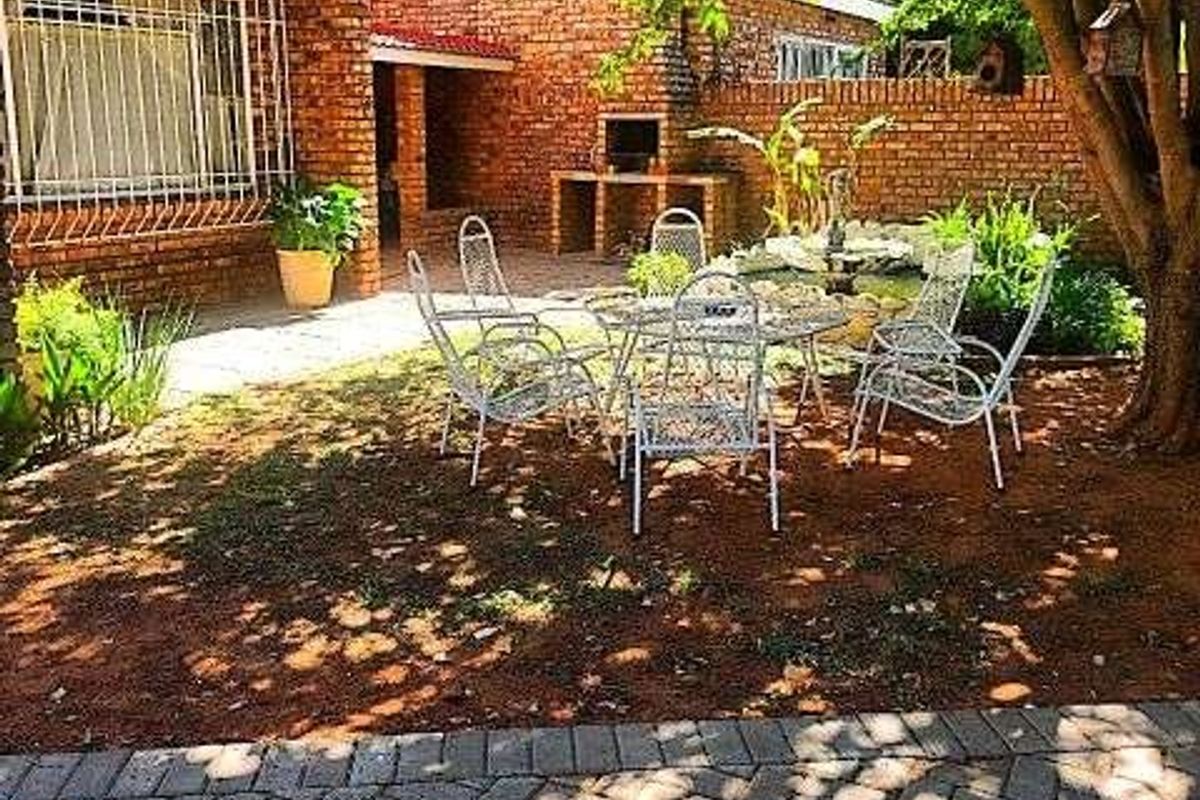 Townhouse For Sale in Camelot - Photo 3