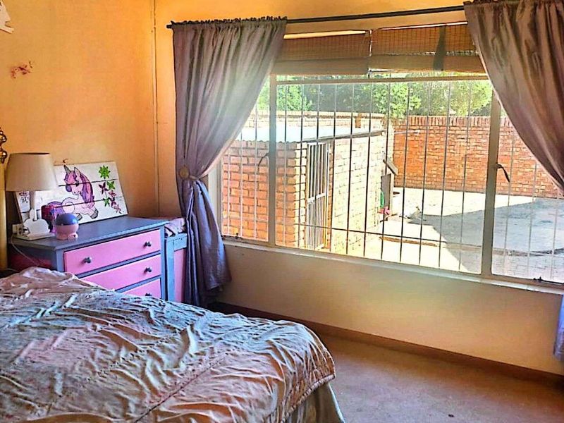 Townhouse For Sale in Camelot - Photo 8