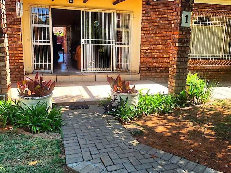 Townhouse For Sale in Camelot - Photo 2