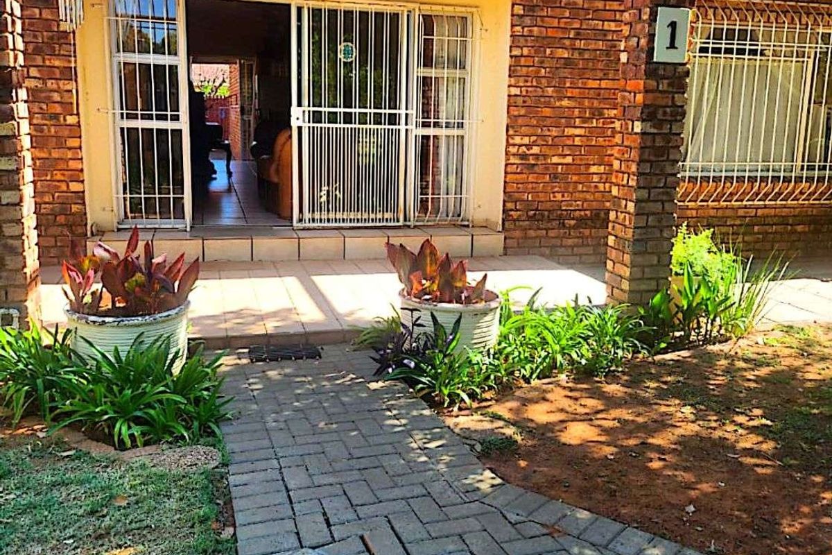 Townhouse For Sale in Camelot - Photo 2