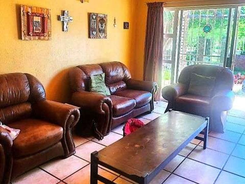 Townhouse For Sale in Camelot - Photo 6