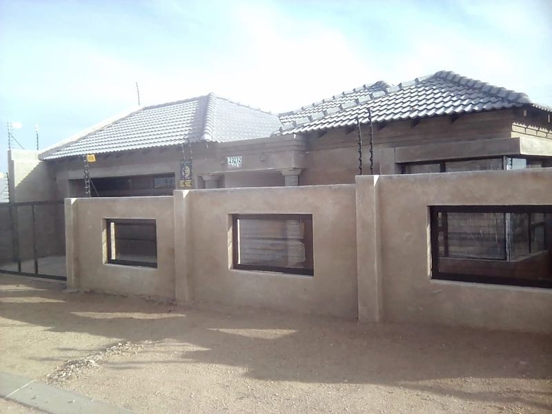 House For Sale in Mahlasedi Park - Photo 2