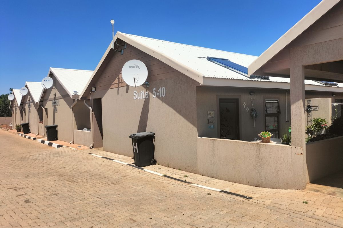 Townhouse For Sale in Wilkoppies - Photo 2