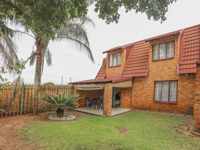 Townhouse For Sale in Boskruin - Photo 2