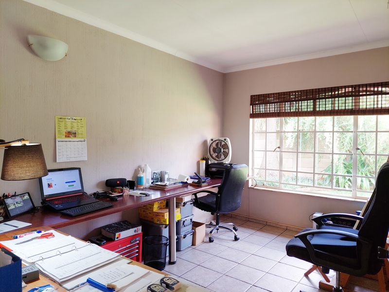 House For Sale in Zwartkop - Photo 6