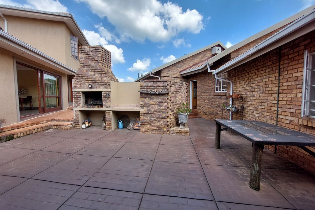 House For Sale in Zwartkop - Photo 3