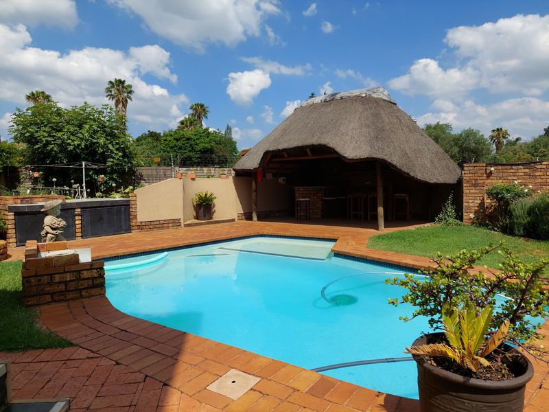 House For Sale in Zwartkop - Photo 2