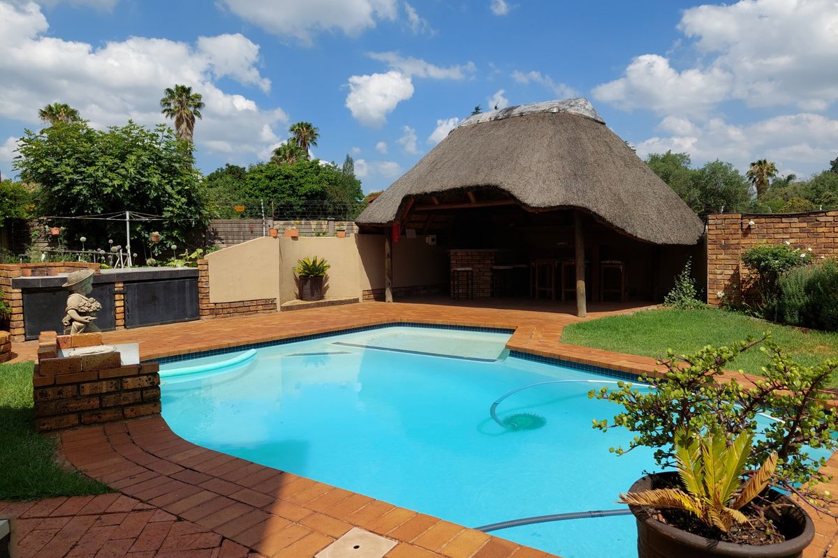 House For Sale in Zwartkop - Photo 2