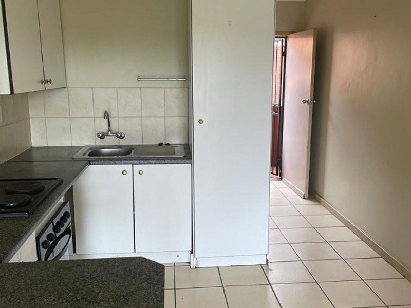 Apartment For Sale in Zwartkop - Photo 3