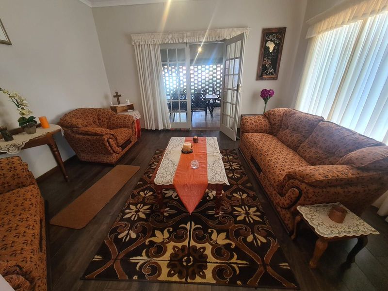 House For Sale in Greenside - Photo 2