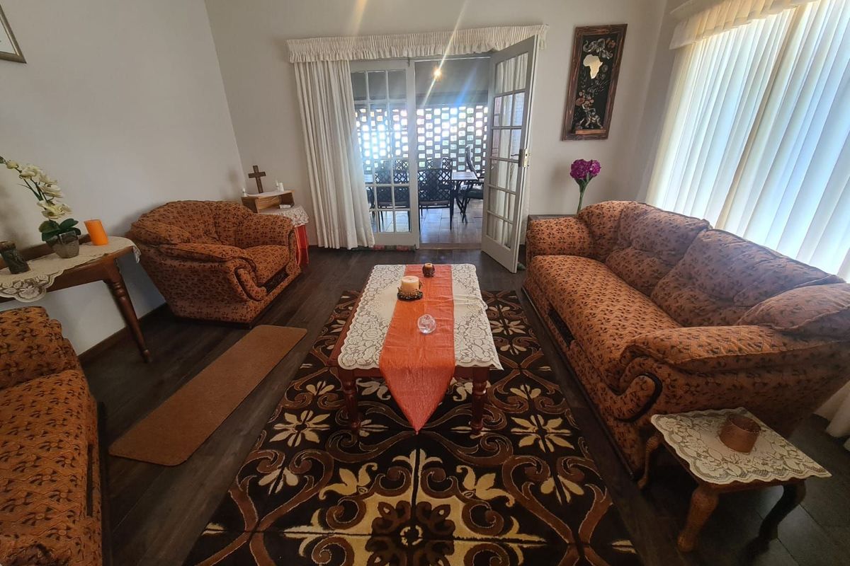 House For Sale in Greenside - Photo 2