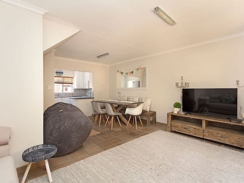 Townhouse To Rent in Table View - Photo 5