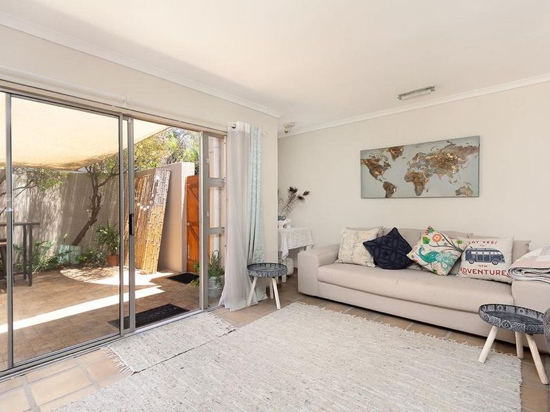 Townhouse To Rent in Table View - Photo 2