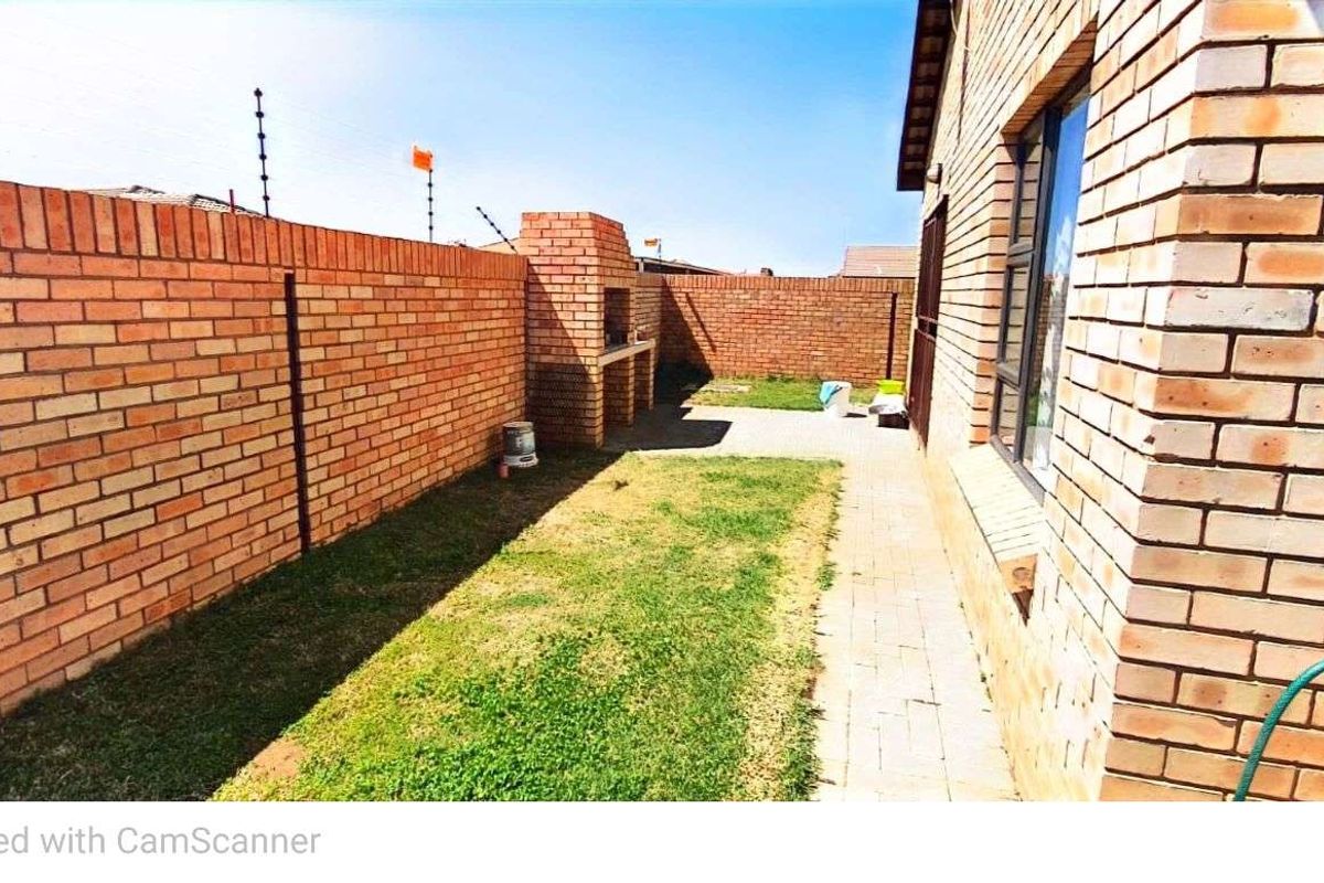 Townhouse For Sale in Cassandra - Photo 3