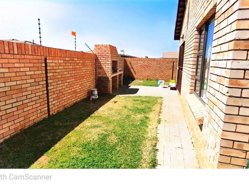 Townhouse For Sale in Cassandra - Photo 3