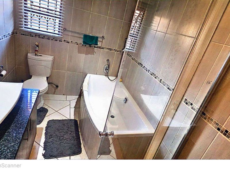 Townhouse For Sale in Cassandra - Photo 6