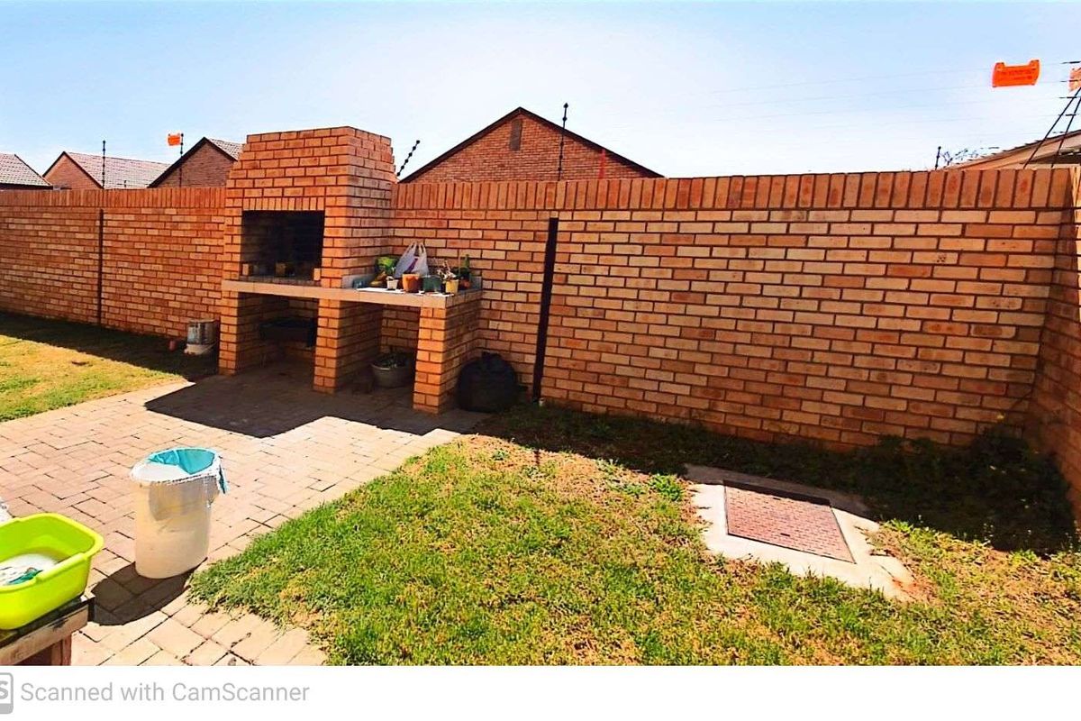 Townhouse For Sale in Cassandra - Photo 2