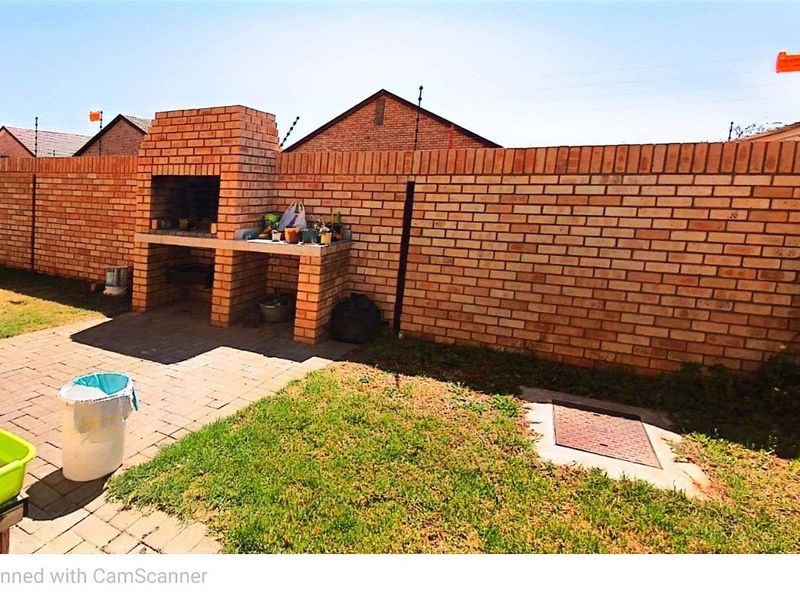 Townhouse For Sale in Cassandra - Photo 2