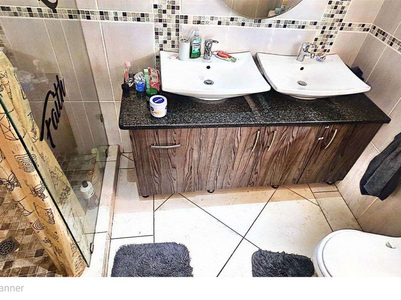 Townhouse For Sale in Cassandra - Photo 9