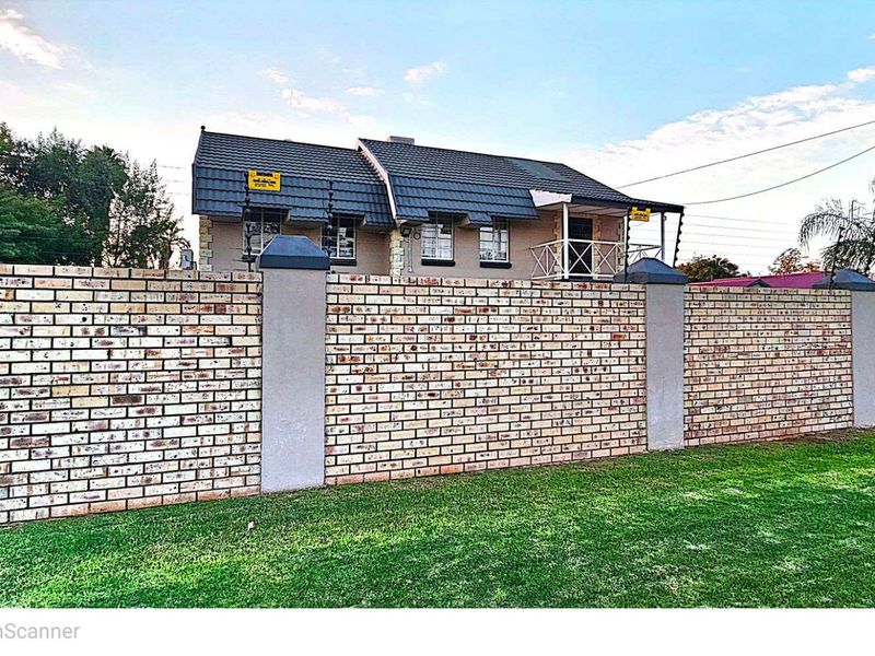 House For Sale in Rhodesdene - Photo 2