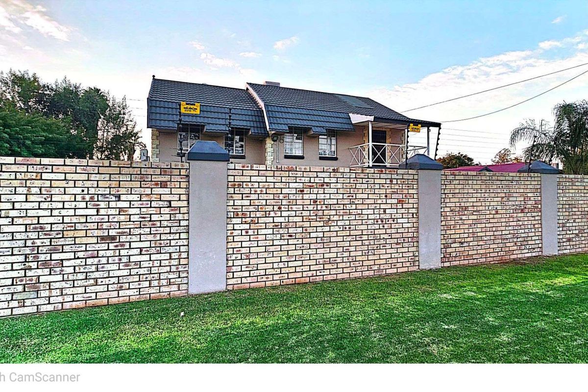 House For Sale in Rhodesdene - Photo 2