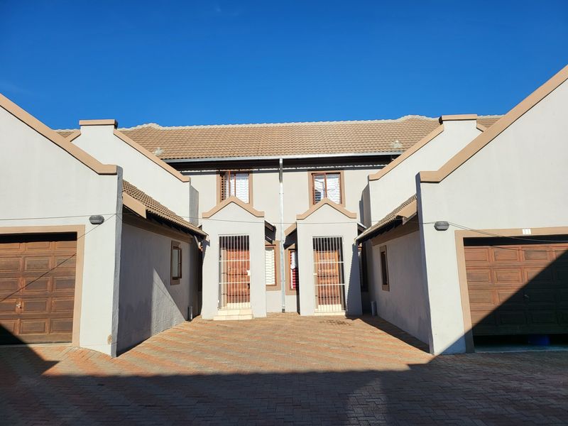 Townhouse For Sale in Aloe Ridge - Photo 2