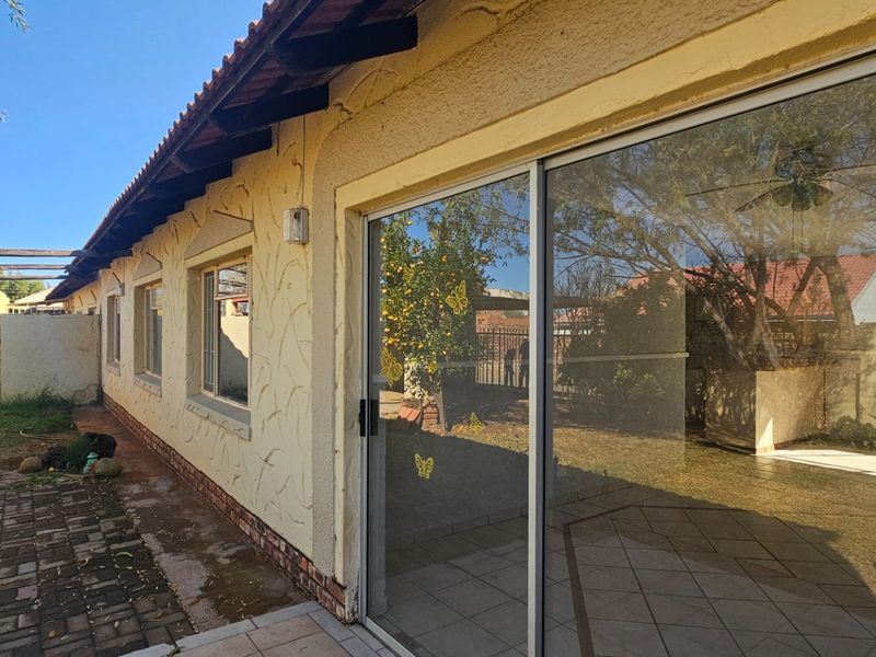 Townhouse For Sale in Camelot - Photo 5