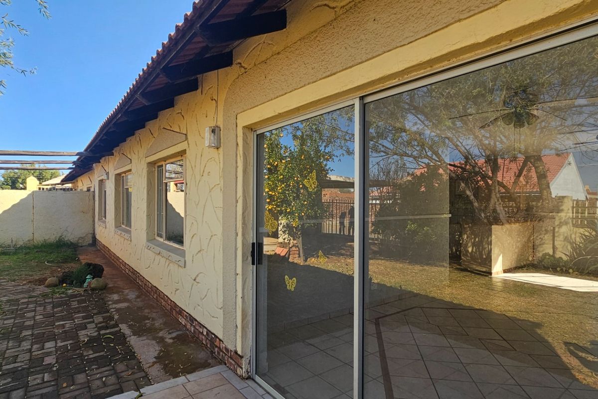 Townhouse For Sale in Camelot - Photo 5