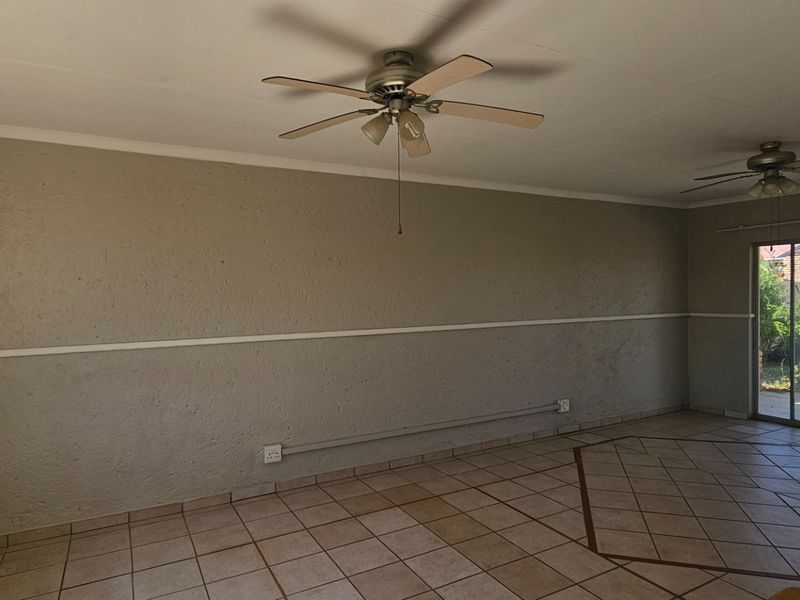 Townhouse For Sale in Camelot - Photo 10