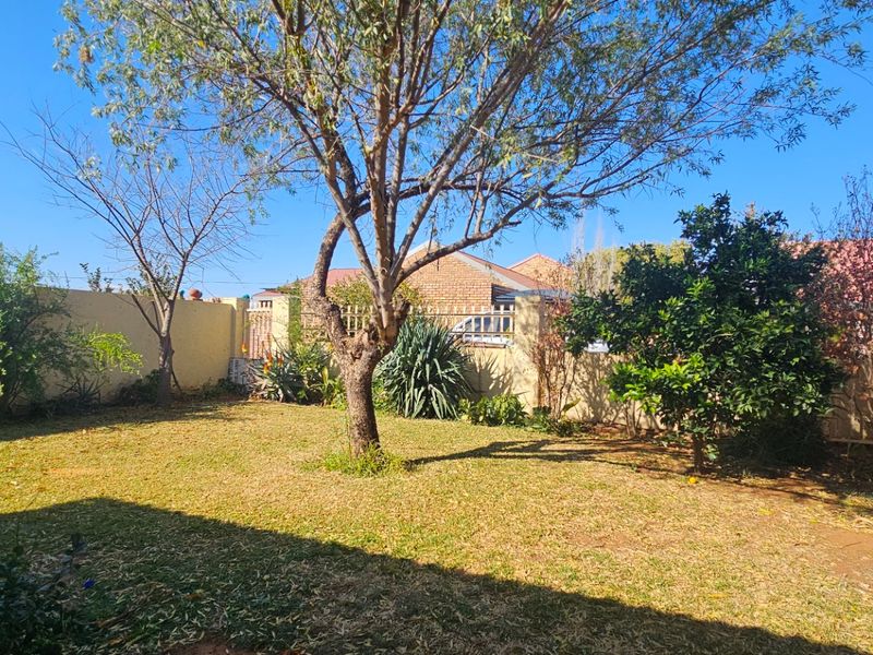 Townhouse For Sale in Camelot - Photo 3