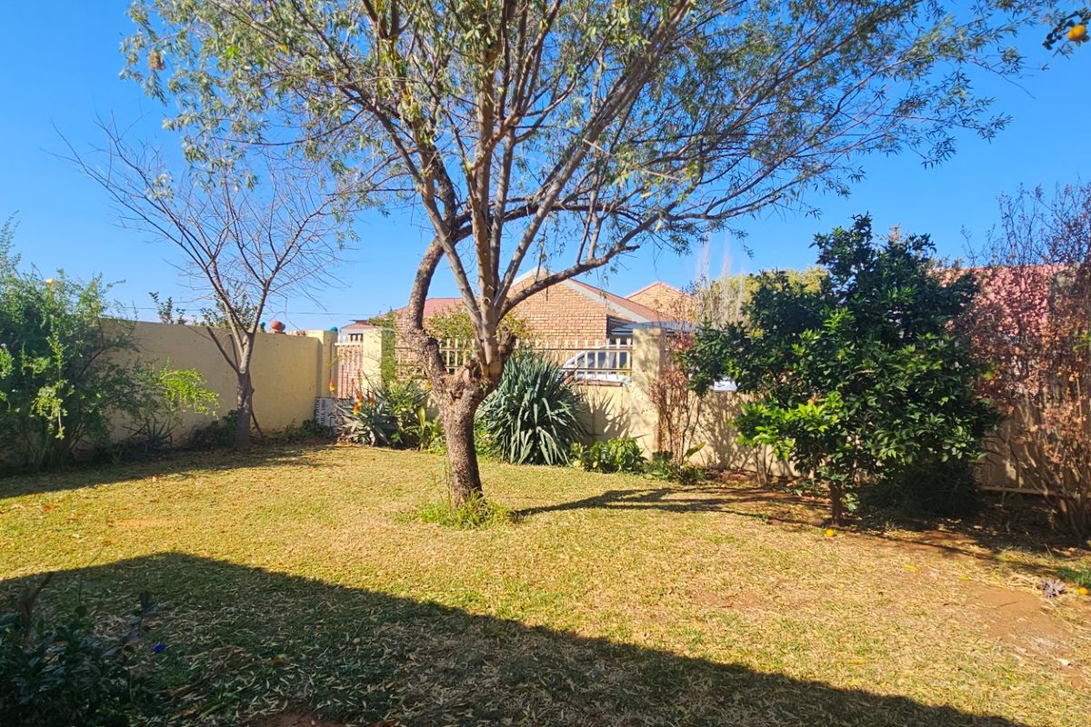 Townhouse For Sale in Camelot - Photo 3