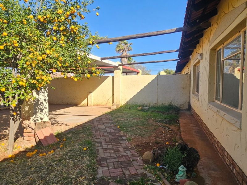 Townhouse For Sale in Camelot - Photo 4