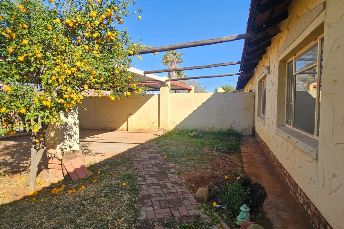 Townhouse For Sale in Camelot - Photo 4