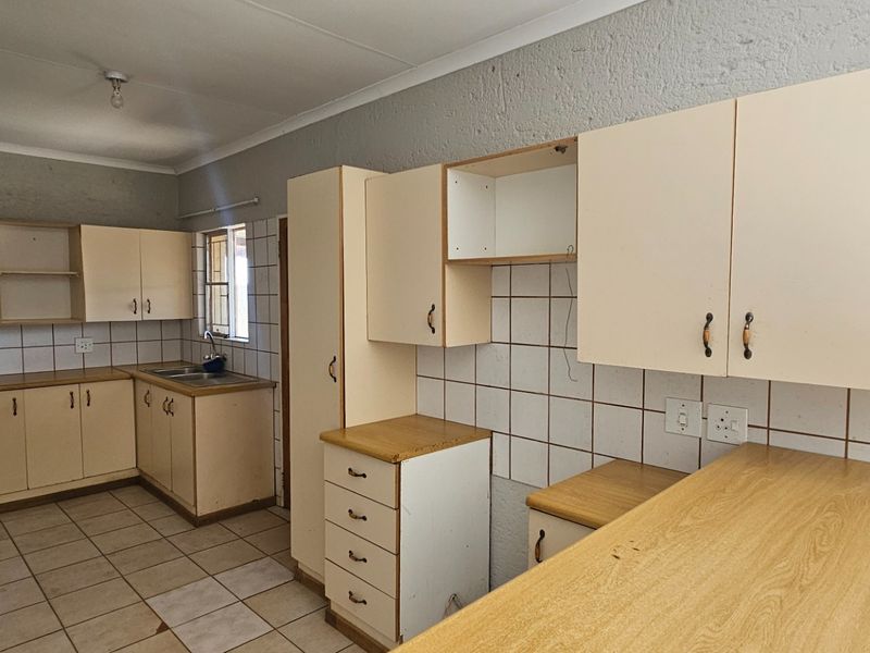 Townhouse For Sale in Camelot - Photo 8