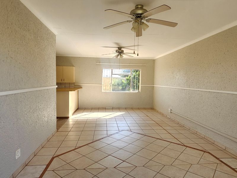 Townhouse For Sale in Camelot - Photo 7