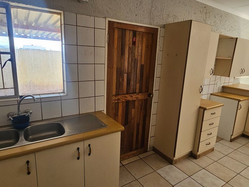 Townhouse For Sale in Camelot - Photo 9