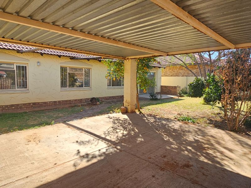 Townhouse For Sale in Camelot - Photo 2