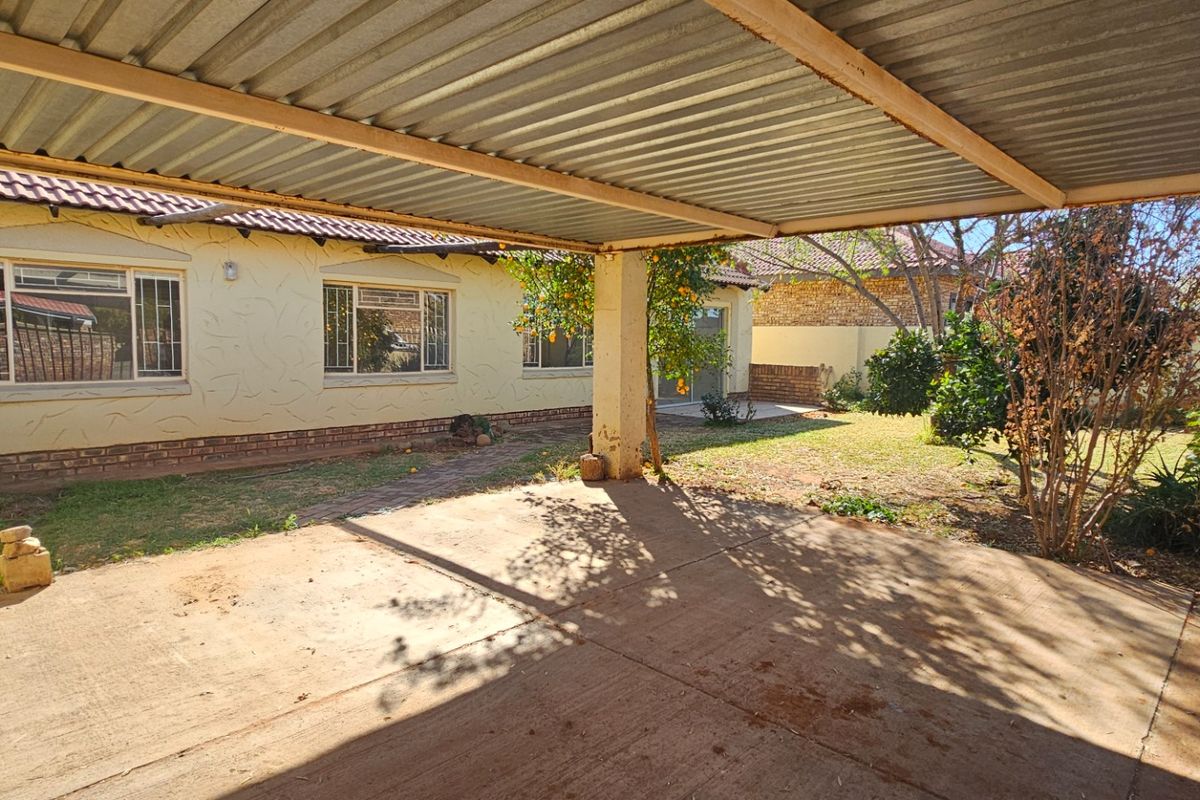 Townhouse For Sale in Camelot - Photo 2