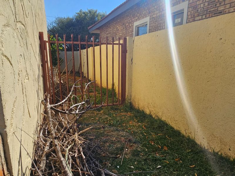 Townhouse For Sale in Camelot - Photo 6