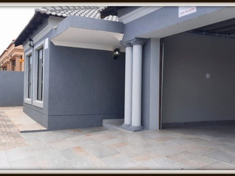 House For Sale in Mahlasedi Park - Photo 2