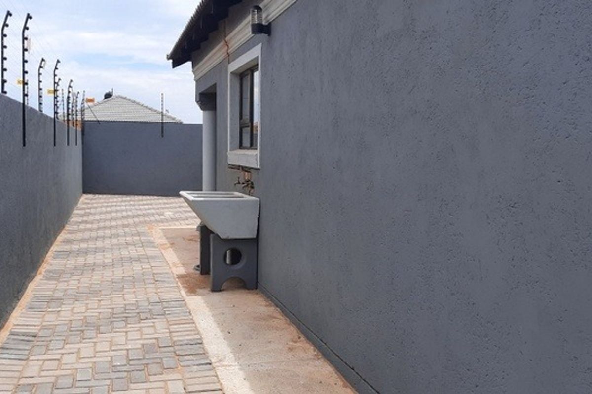 House For Sale in Mahlasedi Park - Photo 3