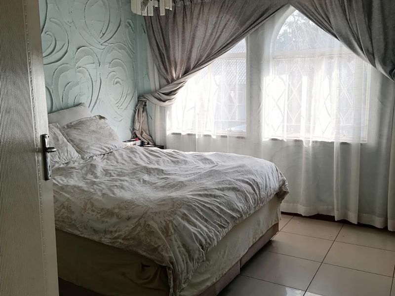 Townhouse For Sale in Queenswood - Photo 6